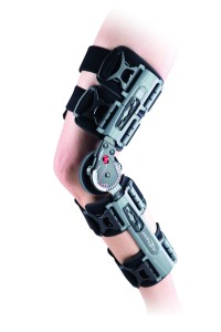 Nowoczesna lekka orteza pooperacyjna kolana Donjoy X-Act ROM Knee, z regulacją kąta zgięcia, obejmująca całe udo i podudzie