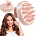 Jasno różowa silikonowa szczotka do masażu skóry głowy na sucho oraz do mycia włosów 4FIZJO, pomaga w rozprowadzeniu  ( (4).webp