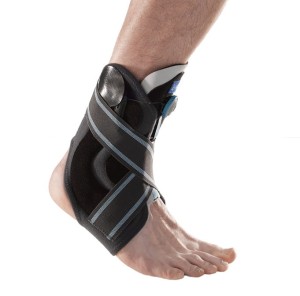 Ultralekka orteza stawu skokowego Malleo Dynastab Boa marki Thuasne, z wygodnym i praktycznym systemem SAMO-SZNURUJĄCYM