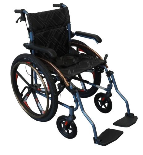 Lekki aluminiowy wózek inwalidzki Wheelie Light, z dużymi kołami 24, na wzmocnionej ramie, z hamulcami dla opiekuna i regulowanym ś.webp