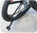 Lekki aluminiowy wózek inwalidzki Wheelie Light, z dużymi kołami 24, na wzmocnionej ramie, z hamulcami dla opiekuna i regulowanym_środ (1).webp