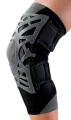 Innowacyjna orteza kolana Reaction Knee Brace DonJoy, z elastycznymi membranami redukującymi ból poprzez rozłożenie obciążeń w kolanie.webp
