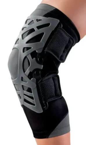 Innowacyjna orteza kolana Reaction Knee Brace DonJoy, z elastycznymi membranami redukującymi ból poprzez rozłożenie obciążeń w kolanie.webp