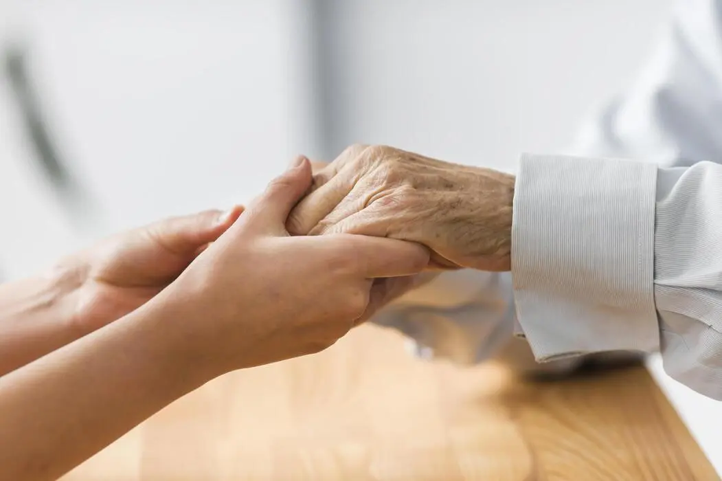 Jakie akcesoria mogą znacząco ułatwić opiekę nad osobą z chorobą Parkinsona? Praktyczny przewodnik.